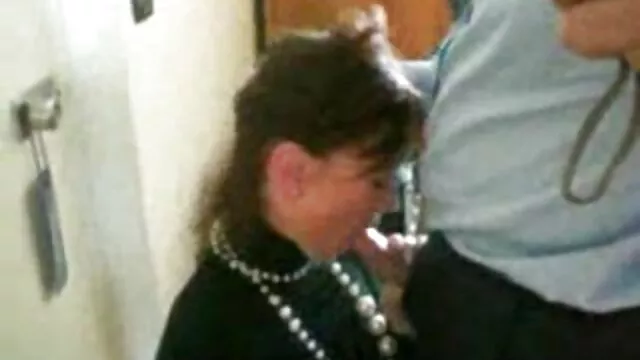 XXX אין רישום  שתי לסביות יפהפיות נהנות עם בחור בסקס סרטים ארוטים לצפיה ישירה קבוצתי