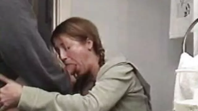 XXX אין רישום  גבר קושר סרטים ארוטים לצפיה בחורה צעירה ומאונן דגדגן