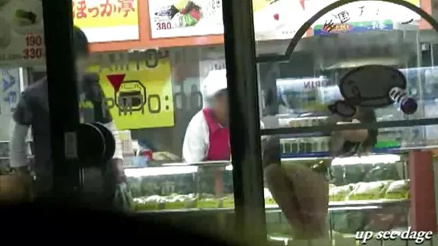 XXX אין רישום  בלונדינית הגשת סרטי סקס לצפייה חינם מראה שדיים.