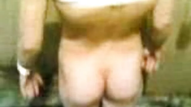 XXX אין רישום  Khoklushka סרטי מסאג חינם מלוכלך מול מצלמה עם גרבי ניילון ומחוך