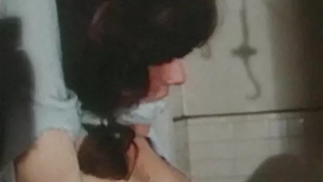 XXX אין רישום  שיער חום סרט החלפת זוגות מטוגן עם גבר שחור בתחת.