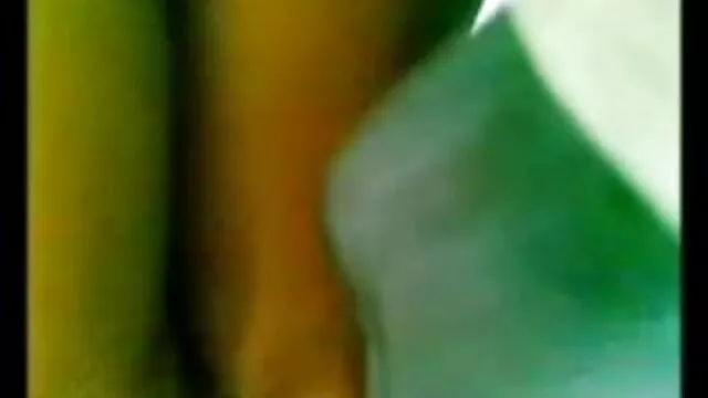XXX אין רישום  גבר נלהב שמתעסק עם בחורה נחמדה סרטי סקס מלא חינם במכונית.