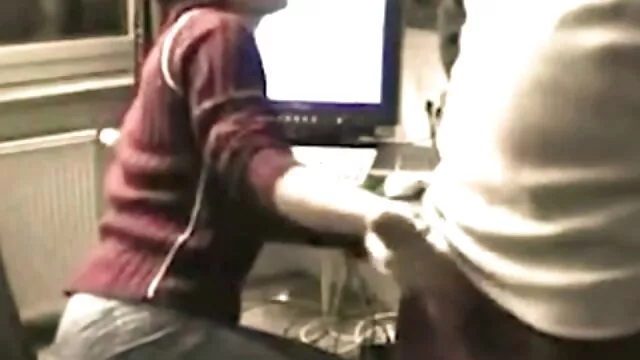 XXX אין רישום  שחור סרטי סקס צפיה ישירה קירח עם זין חזק בכובע של בחורה לבנה.
