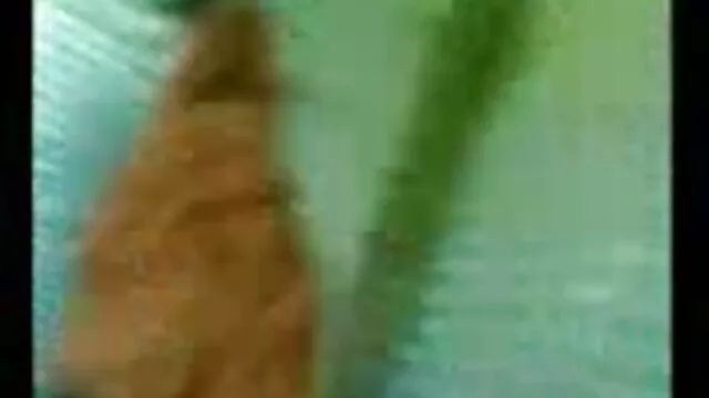 XXX אין רישום  האישה סרטי סקס חינם לאייפון עם השיער החום והחבר שלה עושים סקס בבוקר.