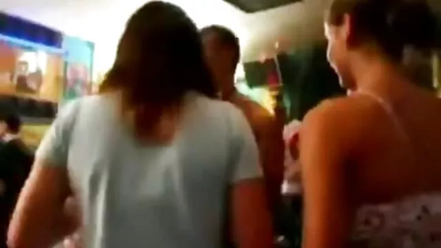 XXX אין רישום  הבובה בהלבשה תחתונה אירוטית פוזות סרטים פונוגרפים בחינם על ספת העור