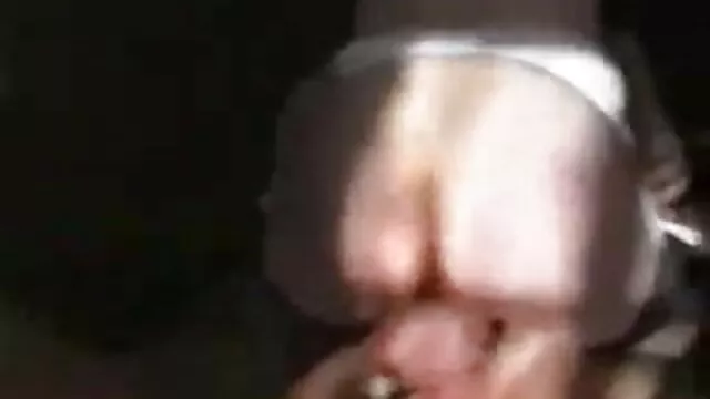 XXX אין רישום  גבר ממשש פין שקשור להומוסקסואליות עם אטב על סרטים ארוטים לצפיה ישירה הפטמות שלו