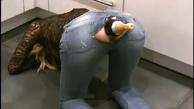 XXX אין רישום  אוננות ברונטית אלגנטית במטבח. סרט סקסי חינם