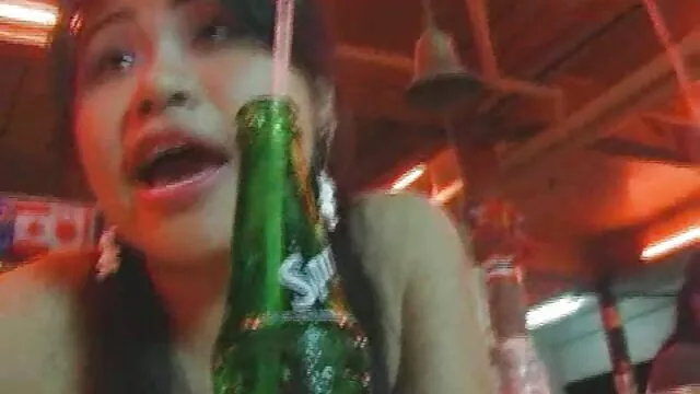 XXX אין רישום  אני לא יודע בושה או מצפון, בחורה יפה מראה את שדיה החשופים סרטי סקס חינם לצפיה ישירה