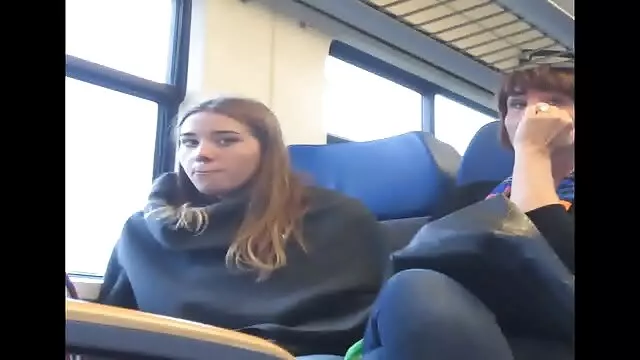 XXX אין רישום  זונה שחורה רזה שמוותרת על שני גברים סרטי סקס לצפיה חינם לבנים.