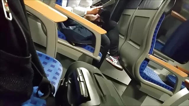 XXX אין רישום  ברונטית במחוך סרט סקס לסביות חינם ומגפיים גבוהות יושבת בנרתיק של העבד שלה