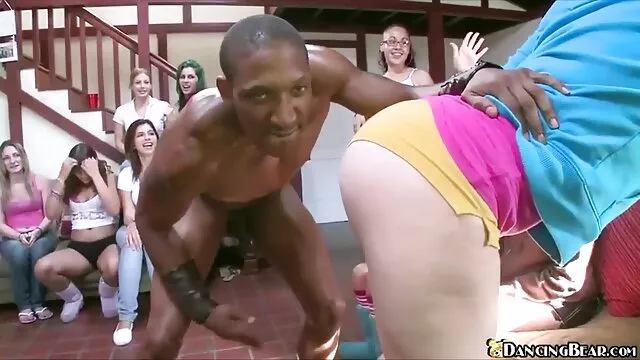 XXX אין רישום  בחורה מזדיינת בנרתיק בלי ניתוח אנאלי. סרט סקס לסביות חינם