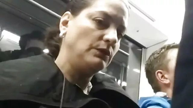 XXX אין רישום  שיער חום, מדביק את סרטי פורנו לצפייה חינם הדילדו, שקוף בתוך החור הרטוב.