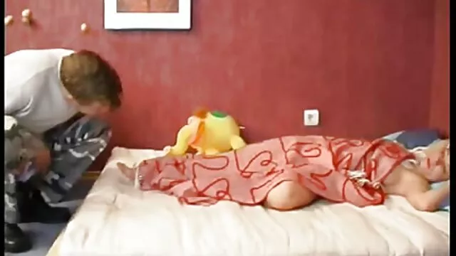 פורנו ללא רישום  האיש מספק קוקסינליות סרטים חינם את הבחורה ומטגן אותם בבית.