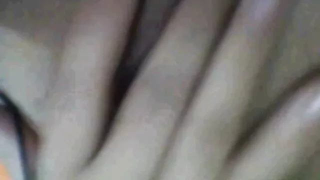 XXX אין רישום  הבלונדינית שיושבת עם כוס מגולח ועירום סרטי פורנו לצפיה בחינם על פניו של עבד.